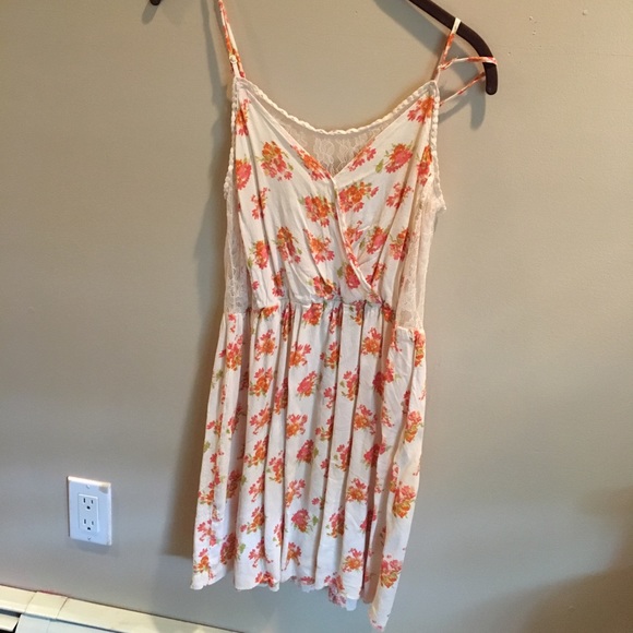 Forever 21 Dresses & Skirts - Floral Summer Dress Forever 21 Dresses & Skirts - Floral Summer Dress